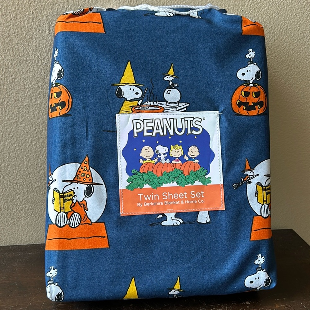 New Peanuts Snoopy Spooky  Halloween Twin Sheet Set Pumpkin Navy Blue